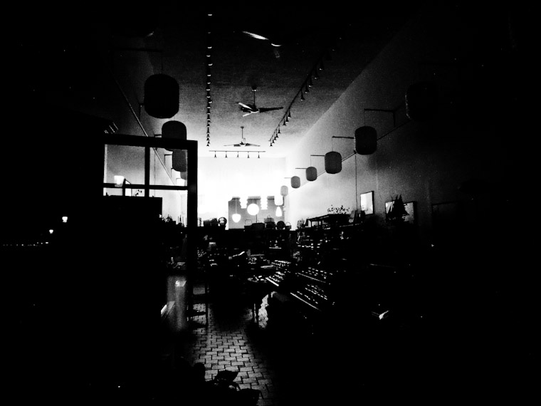 Picture of closed Plaza Verde shop in St Augustine florida