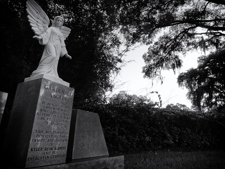 Picture of garden of Angels statue in Evergreen Cemetery St Augustine Florida