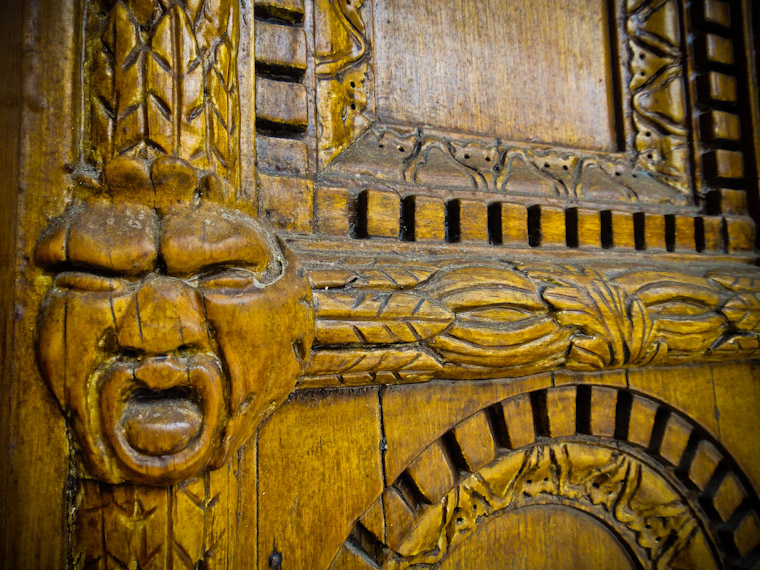 Picture of yelling face carving on door