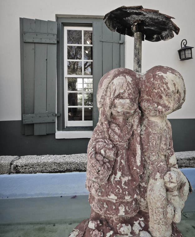 Decaying statue on St George Street